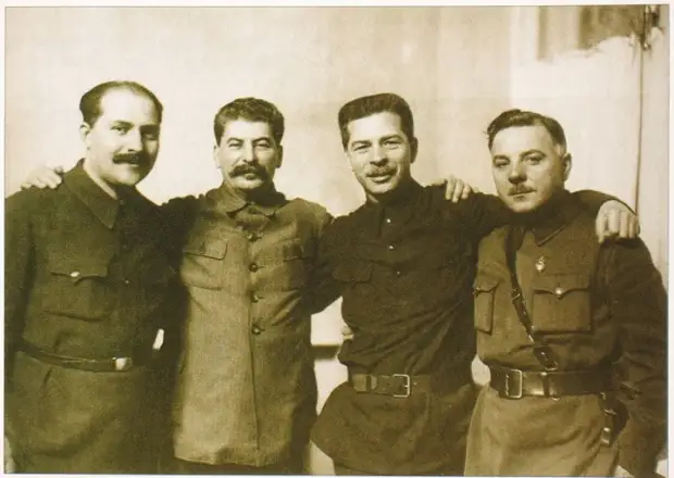 Лазарь Коганович, Сталин, Павел Постышев и Климент Ворошилов в январе 1934 года.