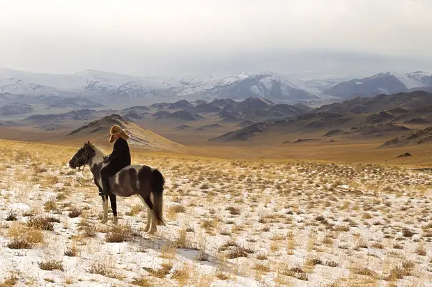 Казахи в Монголии: охота с беркутами (25 фото + видео)