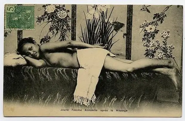 Многие из подобных открыток носили неприкрытый эротический характер и старались подчеркнуть чувственность женщин в колониях.