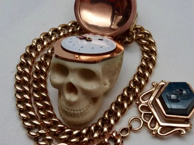 Карманные часы, принадлежавшие французскому доктору, с надписью на латыни: "Memento Mori,Tempus Fugit 1809" (Помни о смерти, время летит). Франция, 1809 год.