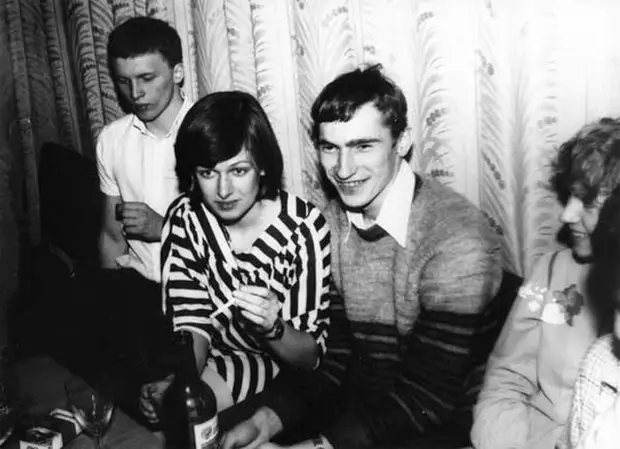 20 ностальгических фото о том, что носила советская молодежь