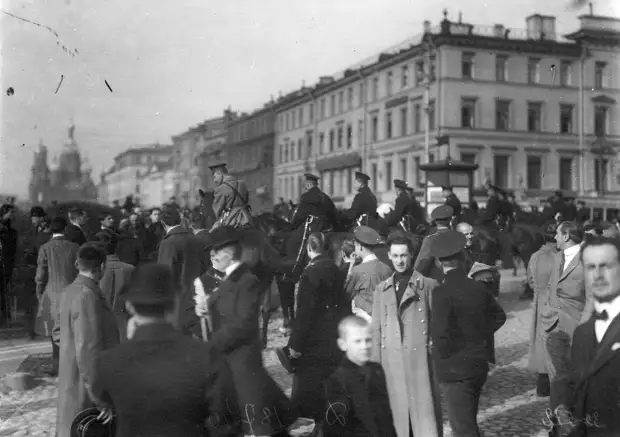 Манифестация после объявления Германией блокады Англии. Петербург, 19 февраля 1915 г