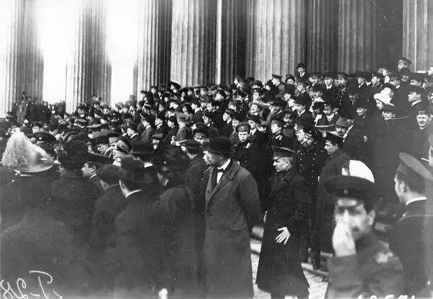 Манифестация после объявления Германией блокады Англии. Петербург, 19 февраля 1915 г
