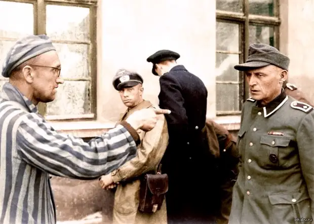 Бывший узник лагеря указывает на одного из наиболее жестоких надзирателей.