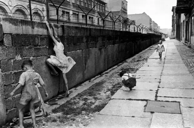 15. Дети у Берлинской стены. исторические фотографии, история, фото