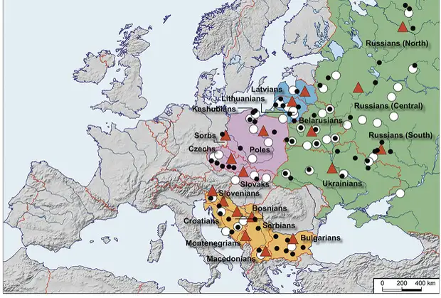 Карта популяций балто-славян. Зеленым фоном показаны восточные славяне, розовым — западные славяне, бежевым — южные славяне, голубым — балтийские народы. Значки обозначают местоположение популяций, в которых собраны образцы: проанализированные по мтДНК (белые кружки), проанализированные по Y-хромосоме (черные точки), проанализированные по SNP в аутосомах (красные треугольники).