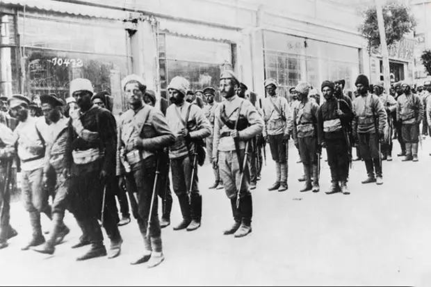 Белая армия на улицах Тифлиса, Грузия, 1918 г.