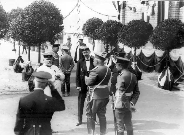 03. Группа офицеров на плацу в ожидании начала парада