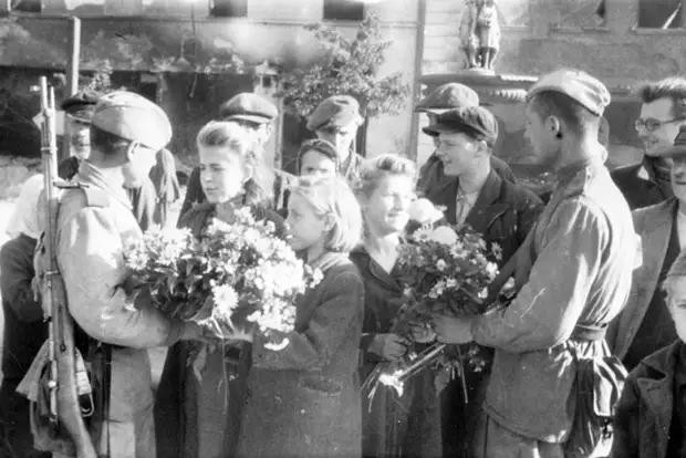Европейские женщины и советские солдаты.