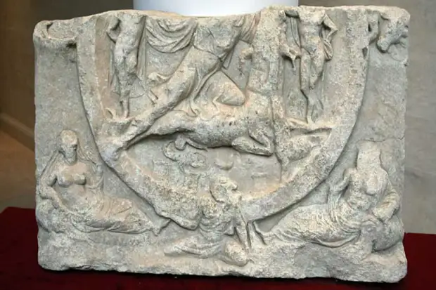 В Болгарии обнаружили уникальный мраморный барельеф, связанный с культом богу Митра
