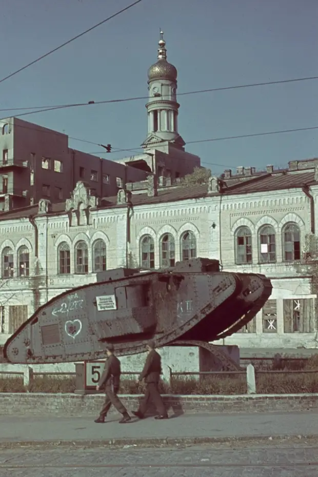 Танк-монумент в оккупированном Харькове