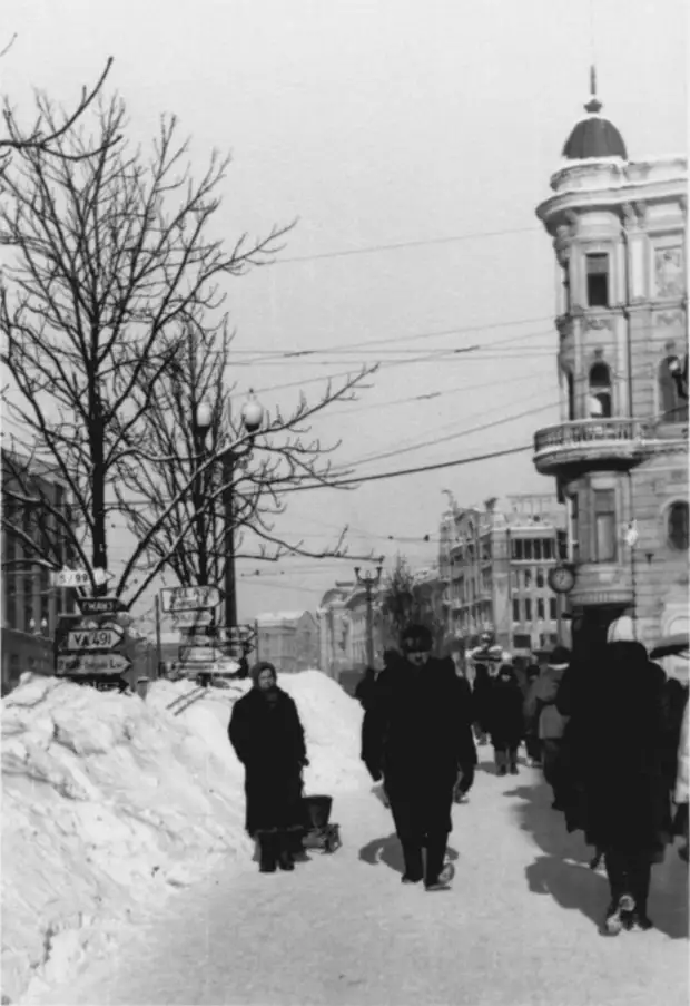 Улица в оккупированном Харькове зимой 1942 года