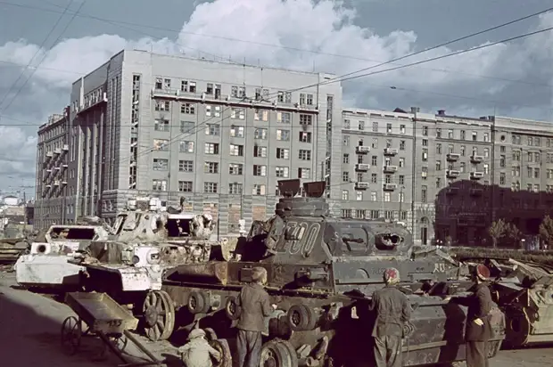 Дети у подбитых немецких танков в оккупированном Харькове