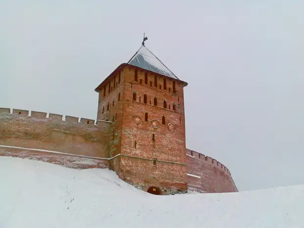 Зимний Новгород. Дневная прогулка вдоль заснеженных стен крепости. Красота великого города.