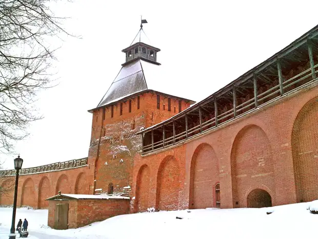 Зимний Новгород. Дневная прогулка вдоль заснеженных стен крепости. Красота великого города.