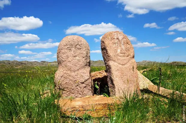 Каменные изваяния в горах Шынгыстау. 	Ученые считают, что  многие изваяния относятся к первоначальному периоду установления памятников...