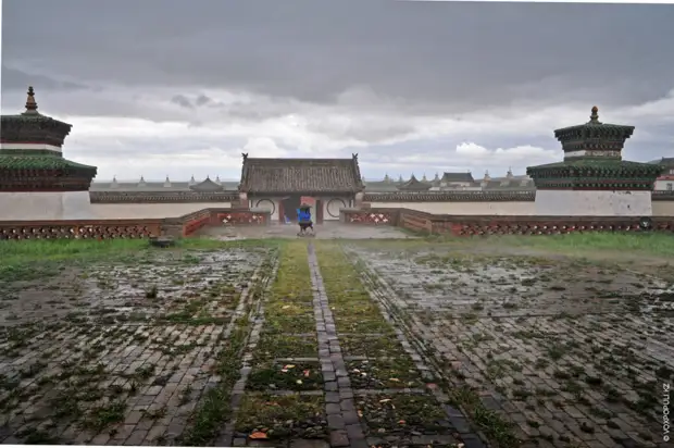 Один из самых крупных и знаменитых мемориальных комплексов Монголии, сохранившийся до наших дней, посвящен Бильге-кагану...