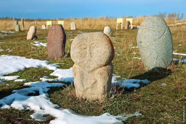 Каменные памятники в соседнем Кыргызстане находятся на побережье озера Иссык-Куль, по берегам рек Чу и...