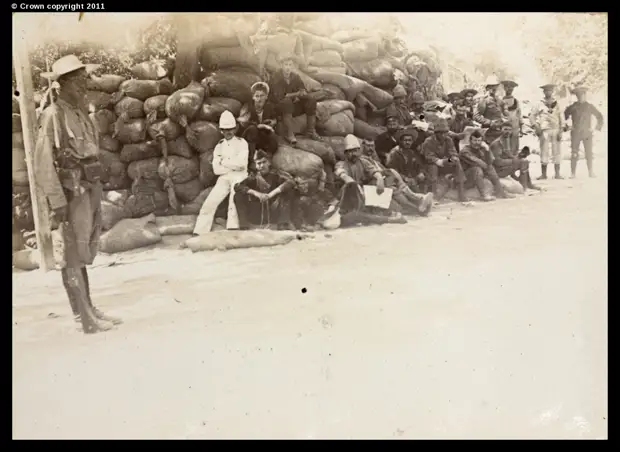 Баррикада и солдаты возле больницы