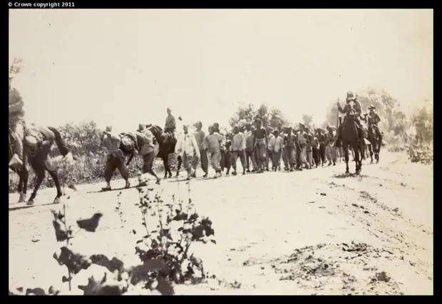 Американские кавалеристы сопровождают захваченных мятежников