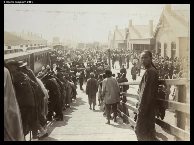 Китайцы и союзные войска на городском железнодорожном вокзале