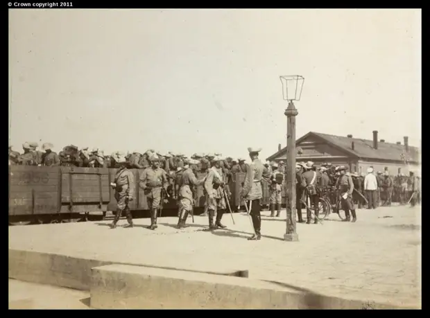Союзные войска на железнодорожном вокзале