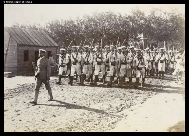 Немецкие пехотинцы прибывают в Тяньцзинь