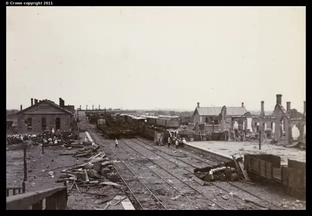 Баррикады и руины железнодорожного вокзала