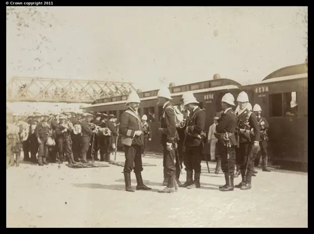 Британские солдаты на железнодорожном вокзале