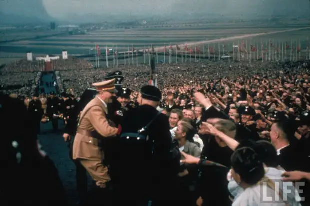 2411 Жизнь Адольфа Гитлера в фотографиях