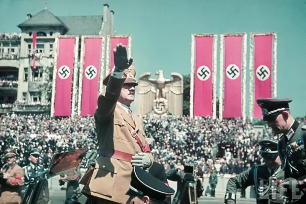366 Жизнь Адольфа Гитлера в фотографиях