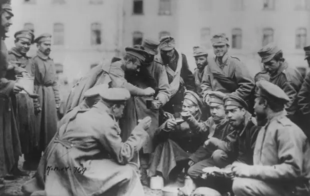 «Немецкие солдаты стали… переползать к русским «товарищам» и брататься с ними»