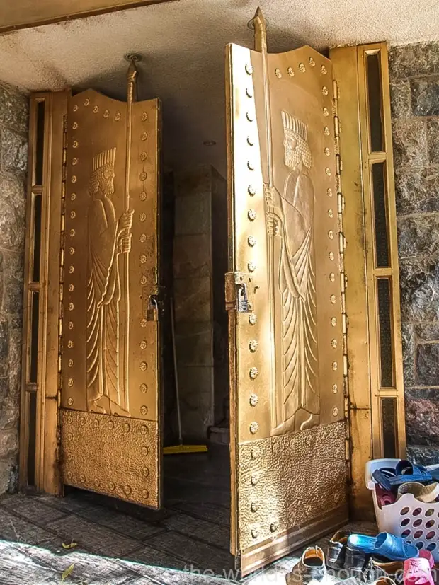 Вход в храм Пире-Сабз украшают массивные двери