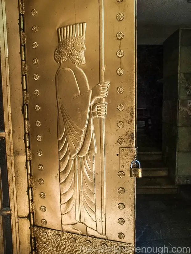 На дверях в храм Чак-Чак изображение Заратустры