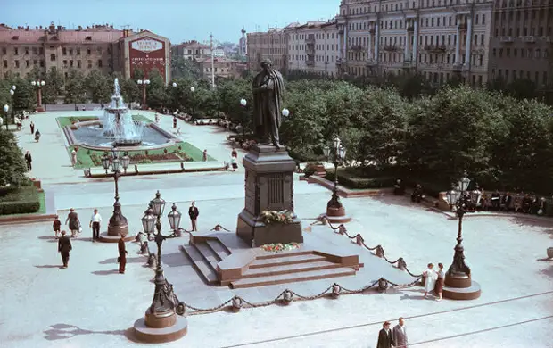 Традиционное место встреч влюбленных -- у памятника Пушкина. За шестьдесят с лишним лет ничего не изменилось :)