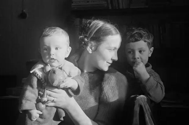 Оксана Фридлянд, жена фотографа, с сыновьями.