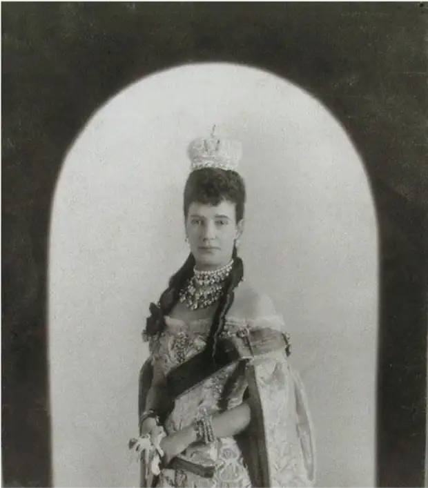 Вдовствующая императрица Мария Федоровна на Церемонии коронации своего сына Императора Николая II.