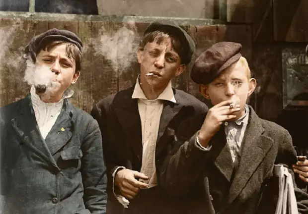 Раймонд Клоуз (в центре), 13-летний газетчик из Сент-Луиса, штат Миссури. 1910 год.