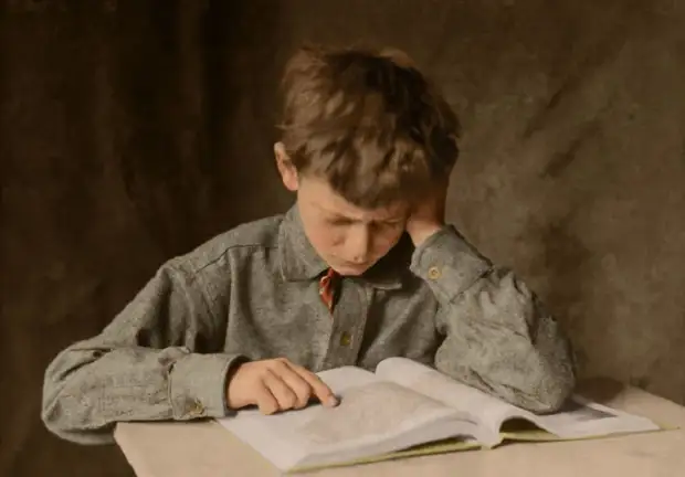 Ребенок за чтением книги, Америка, 1924 год.