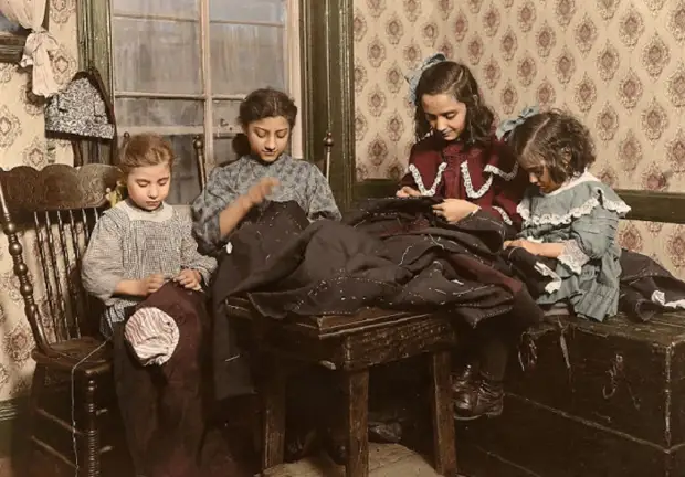 Маленькие работницы по ремонту и пошиву одежды: Катрина де Като, Франко Брезу, Мария Аттрео, Матти Аттрео, Нью-Йорк, 26 января 1910 года.