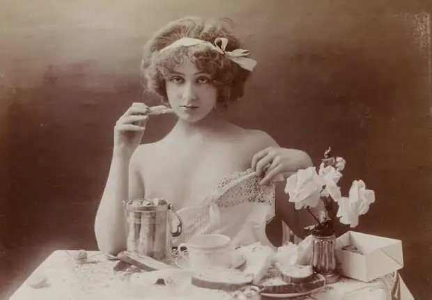 "Завтрак девушки" - серия эротических фотографий 1900-х годов.