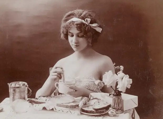 "Завтрак девушки" - серия эротических фотографий 1900-х годов.