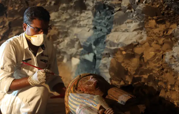 На юге Египта археологи нашли саркофаг с мумией