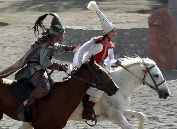 От козьего поло до конных поцелуев: традиционные игры кочевников в Кыргызстане