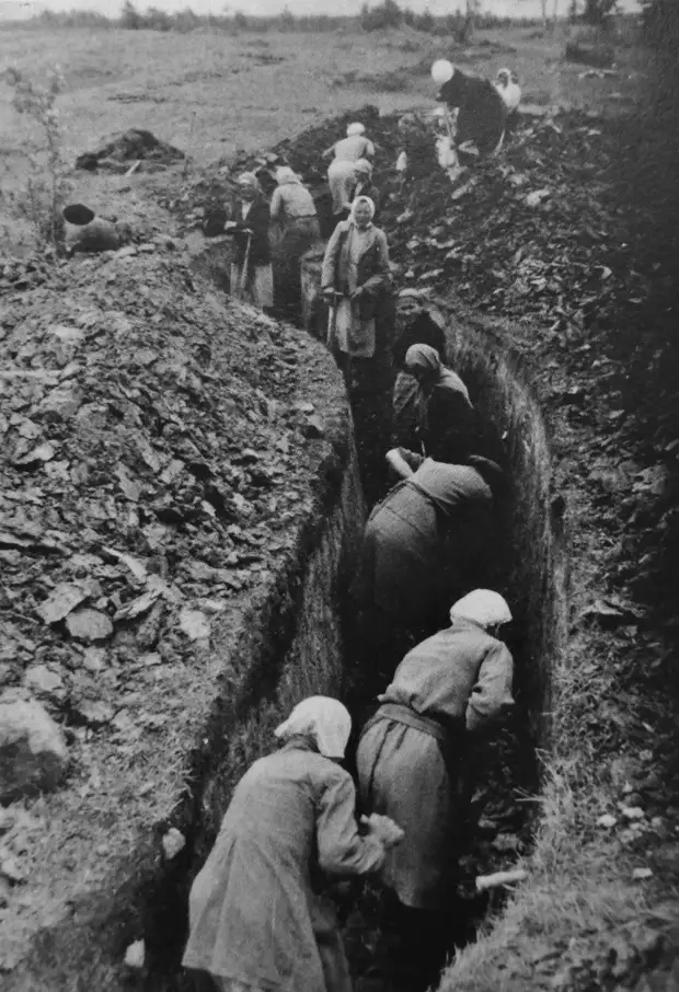 1942. Женщины работают на немецкой оборонительной линии на оккупированной территории Белоруссии.