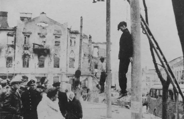 1942. Люди, повешенные на столбах на улице Минска