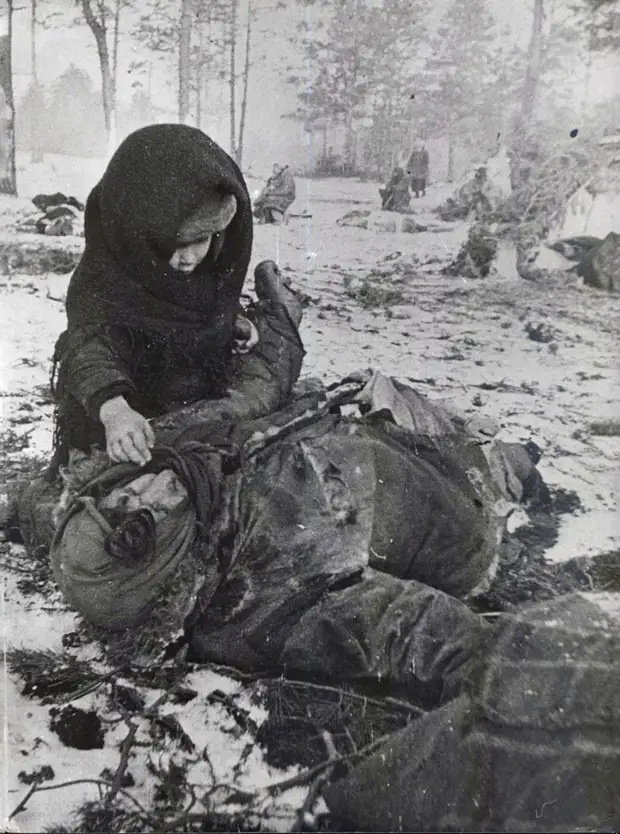 1944. Ребенок рядом с убитой матерью в «Озаричском лагере смерти»