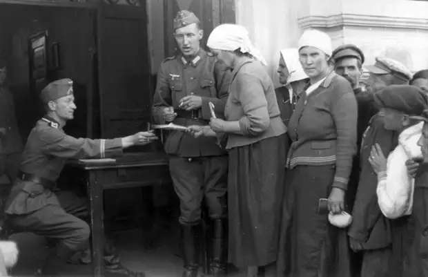 1941. Местные жители на регистрации в оккупированном Могилеве