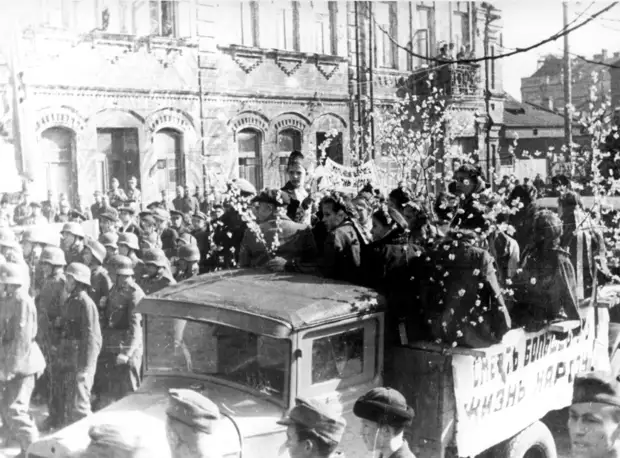 1944. Жители города Бобруйска и немецкие военнослужащие на первомайском шествии. Белоруссия, 1 мая