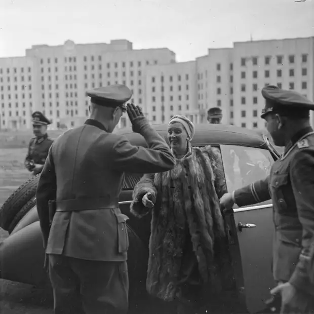 1942. Немецкие офицеры встречают актрису в оккупированном Могилеве